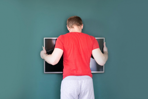 На какой высоте вешать телевизор на стену: правила для разных комнат На какой высоте вешать телевизор на стену: правила для разных комнат