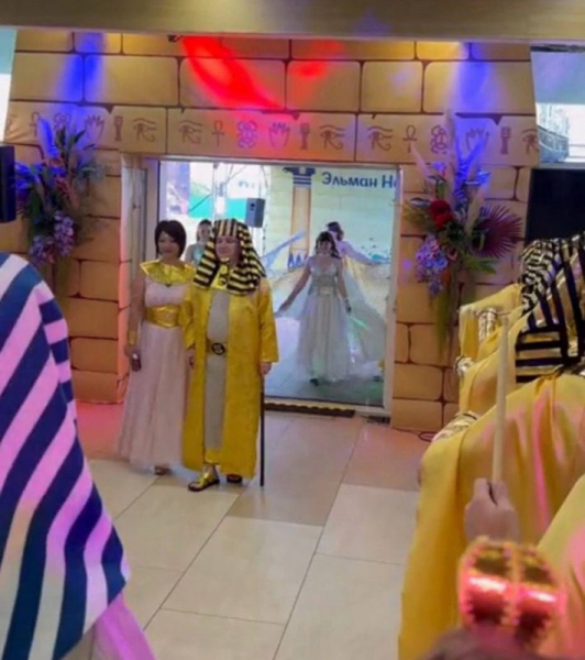 «Египетская сила!»: директор птицефабрики оделся фараоном и запряг «рабов»-подчиненных в колесницу