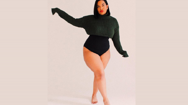 Девушка постоянно пытается скрыть свои большие бедра, но носит неправильные юбки. Ей нужна только одна модель, чтобы решить проблему