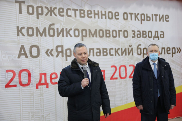 «Египетская сила!»: директор птицефабрики оделся фараоном и запряг «рабов»-подчиненных в колесницу