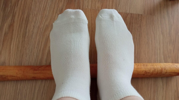 Боль и тяжесть в ногах убираю деревянной скалкой. Боль и тяжесть в ногах убираю деревянной скалкой.