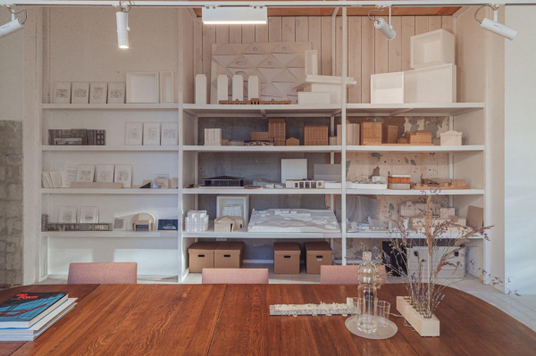 Псевдорусский стиль и эстетика промзон: 5 стильных офисов архитекторов Псевдорусский стиль и эстетика промзон: 5 стильных офисов архитекторов