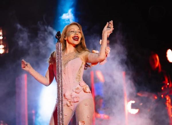 Инстатёлка с автоматом: Как перешедшая на сторону Украины певица Тина Кароль собралась воевать против России Инстатёлка с автоматом: Как перешедшая на сторону Украины певица Тина Кароль собралась воевать против России