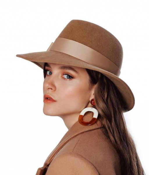 Трендовые головные уборы на осень, которые идеально подходят к пальто Трендовые головные уборы на осень, которые идеально подходят к пальто