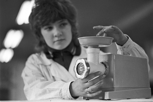 Кофеварка, пылесос и мясорубка: гаджеты, которые были в квартирах в СССР Кофеварка, пылесос и мясорубка: гаджеты, которые были в квартирах в СССР