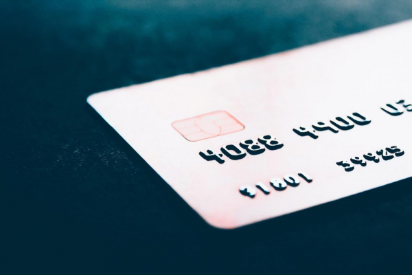 Россияне полюбили жизнь в долг и стали активнее пользоваться кредитками