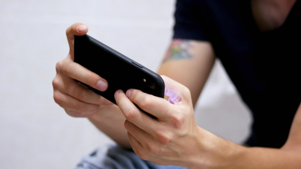 Спрятаться от всех (но не от микробов): почему ученые против привычки проводить время с телефоном в туалете Спрятаться от всех (но не от микробов): почему ученые против привычки проводить время с телефоном в туалете