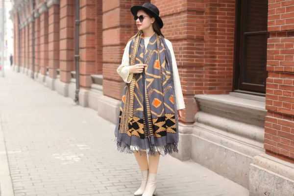 Шали и палантины: как правильно стилизовать и с чем носить осенью 2024 Шали и палантины: как правильно стилизовать и с чем носить осенью 2024