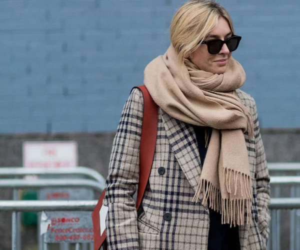 Шали и палантины: как правильно стилизовать и с чем носить осенью 2024 Шали и палантины: как правильно стилизовать и с чем носить осенью 2024