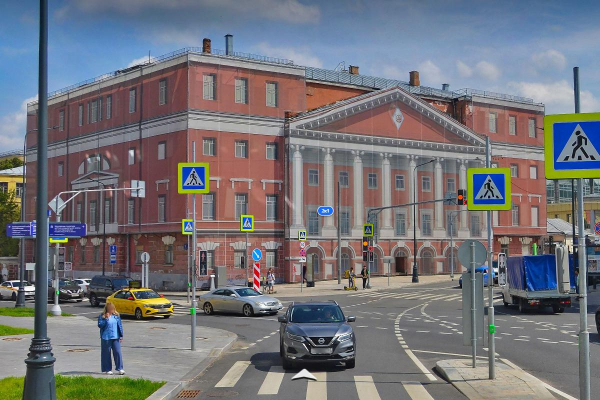 Старинную усадьбу XVIII века на площади Разгуляй отреставрируют по суду