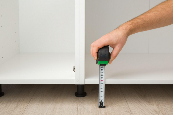 Какой высоты должен быть кухонный гарнитур от пола Какой высоты должен быть кухонный гарнитур от пола