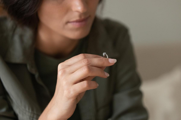 Через суд или мирным путем: как супругам разделить квартиру при разводе Через суд или мирным путем: как супругам разделить квартиру при разводе