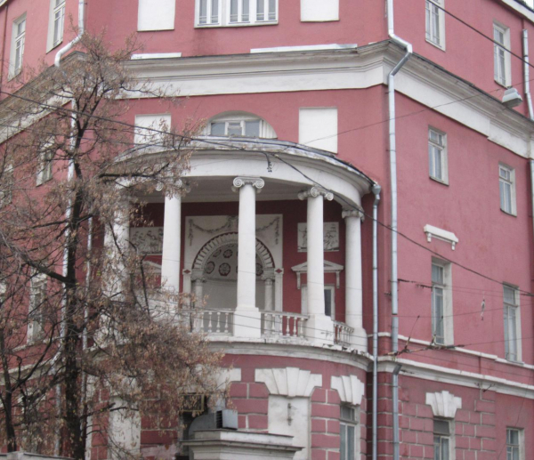 Старинную усадьбу XVIII века на площади Разгуляй отреставрируют по суду