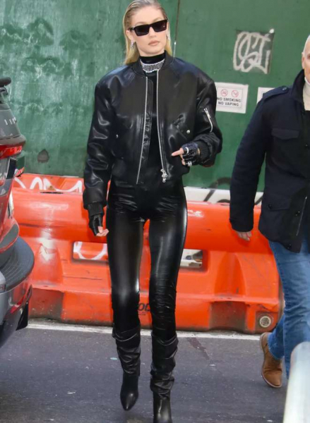 Куртки-бомберы для женщин: какие выбрать и с чем носить этой осенью Куртки-бомберы для женщин: какие выбрать и с чем носить этой осенью