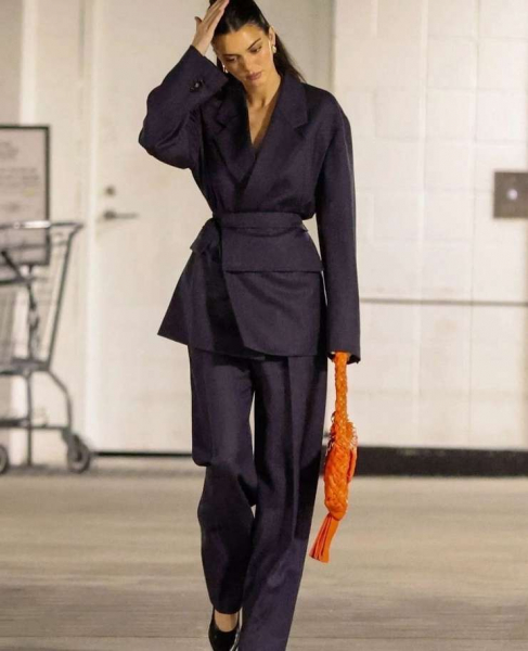 Смещаем акцент: правила подбора гардероба для девушек с широкими плечами Смещаем акцент: правила подбора гардероба для девушек с широкими плечами