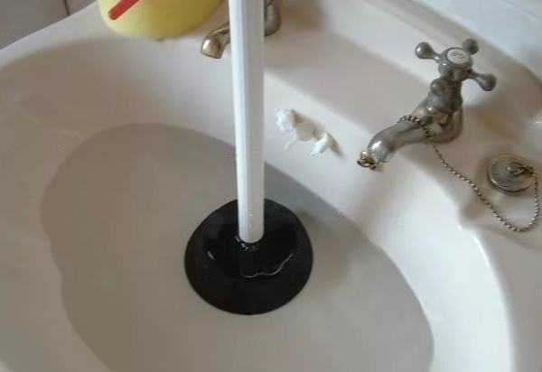 Какие 2 ингредиента уберут засор в раковине за 15 минут