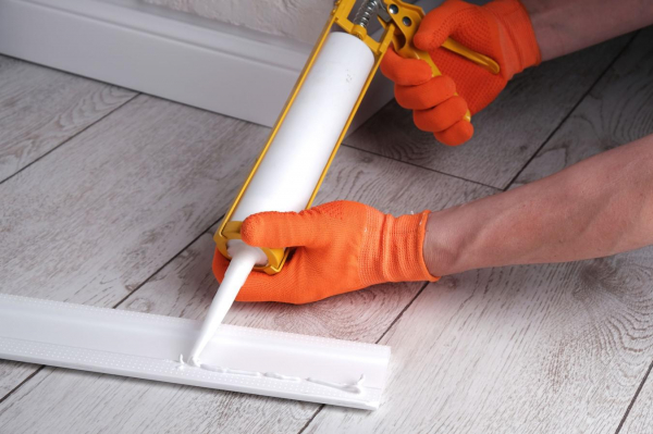 Как и на что клеить потолочный плинтус? Пошаговая инструкция Как и на что клеить потолочный плинтус? Пошаговая инструкция