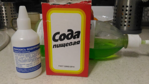 Загрязнения и застарелый жир растворится на глазах за 5 минут: простое средство