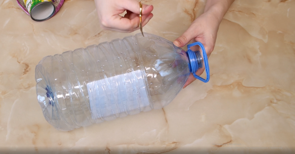 Универсальный контейнер из пластиковой бутылки: теперь в доме чисто и спокойно Универсальный контейнер из пластиковой бутылки: теперь в доме чисто и спокойно