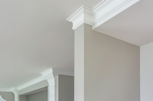 Как и на что клеить потолочный плинтус? Пошаговая инструкция Как и на что клеить потолочный плинтус? Пошаговая инструкция