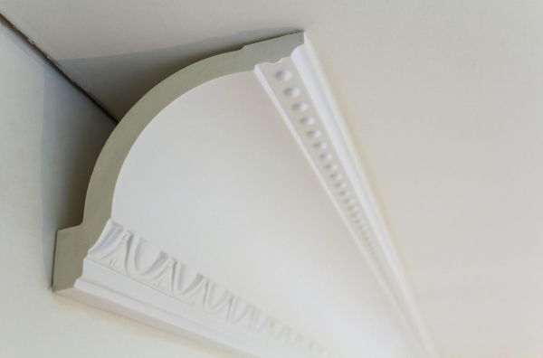 Как и на что клеить потолочный плинтус? Пошаговая инструкция Как и на что клеить потолочный плинтус? Пошаговая инструкция