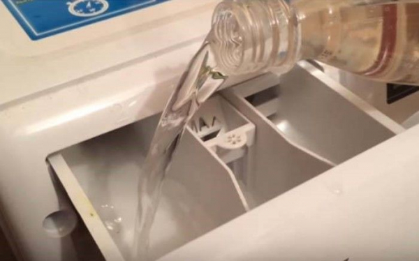 Что нужно добавить в стиралку вместе с порошком, чтобы одежда была безупречно белой Что нужно добавить в стиралку вместе с порошком, чтобы одежда была безупречно белой