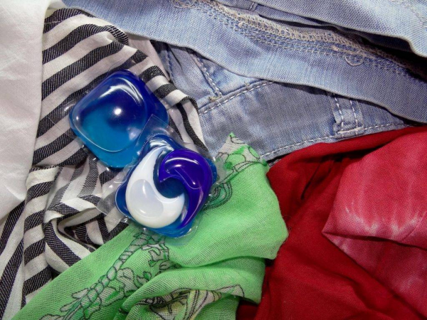 Как правильно использовать капсулы для стирки в машинке: сколько бросать, нужно ли добавлять порошок Как правильно использовать капсулы для стирки в машинке: сколько бросать, нужно ли добавлять порошок