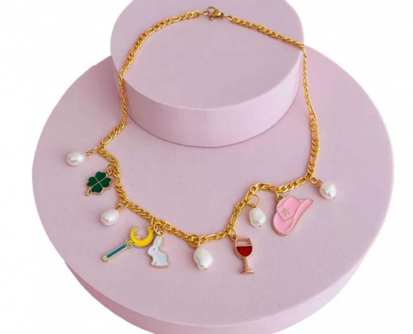 Портреты, драгоценные камни, монохром: тренды 2025 года ожерельев с шармами Портреты, драгоценные камни, монохром: тренды 2025 года ожерельев с шармами