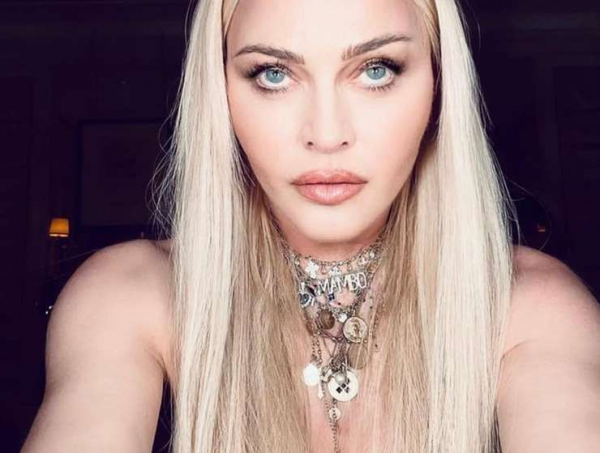 Портреты, драгоценные камни, монохром: тренды 2025 года ожерельев с шармами Портреты, драгоценные камни, монохром: тренды 2025 года ожерельев с шармами