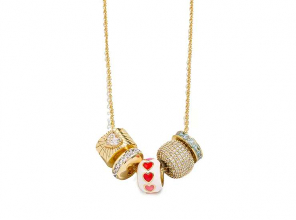 Портреты, драгоценные камни, монохром: тренды 2025 года ожерельев с шармами Портреты, драгоценные камни, монохром: тренды 2025 года ожерельев с шармами