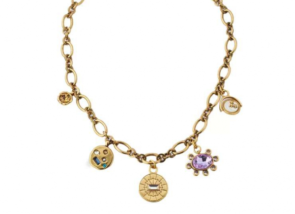 Портреты, драгоценные камни, монохром: тренды 2025 года ожерельев с шармами Портреты, драгоценные камни, монохром: тренды 2025 года ожерельев с шармами