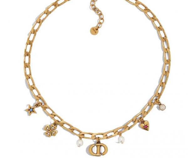 Портреты, драгоценные камни, монохром: тренды 2025 года ожерельев с шармами Портреты, драгоценные камни, монохром: тренды 2025 года ожерельев с шармами