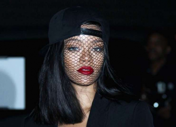 Вуаль: с шапкой бини, бейсболкой и шляпой, как стилизовать и носить Вуаль: с шапкой бини, бейсболкой и шляпой, как стилизовать и носить