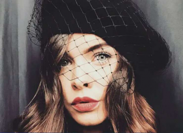 Вуаль: с шапкой бини, бейсболкой и шляпой, как стилизовать и носить Вуаль: с шапкой бини, бейсболкой и шляпой, как стилизовать и носить