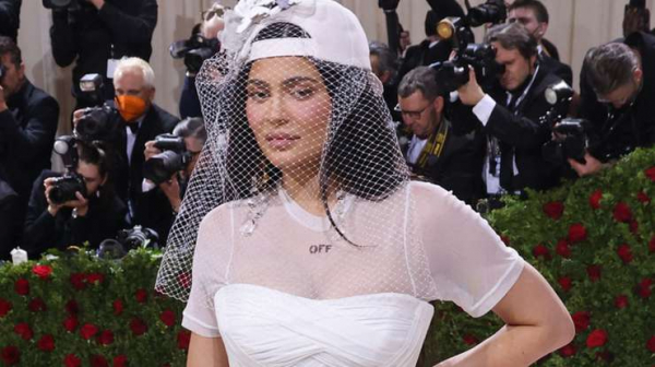 Вуаль: с шапкой бини, бейсболкой и шляпой, как стилизовать и носить Вуаль: с шапкой бини, бейсболкой и шляпой, как стилизовать и носить