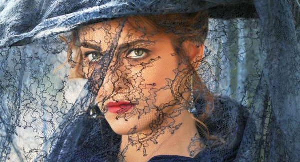 Вуаль: с шапкой бини, бейсболкой и шляпой, как стилизовать и носить Вуаль: с шапкой бини, бейсболкой и шляпой, как стилизовать и носить