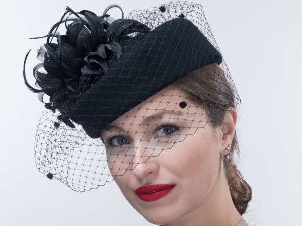 Вуаль: с шапкой бини, бейсболкой и шляпой, как стилизовать и носить Вуаль: с шапкой бини, бейсболкой и шляпой, как стилизовать и носить