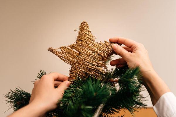 Как украсить елку в 2025 году и в каких цветах наряжать Как украсить елку в 2025 году и в каких цветах наряжать