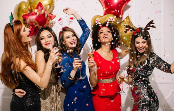 Без декольте: 5 нарядов, в которых нельзя идти на корпоратив Без декольте: 5 нарядов, в которых нельзя идти на корпоратив