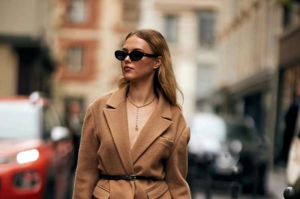 Цвет 2025 года Pantone — как носить «Мокко мусс» Цвет 2025 года Pantone — как носить «Мокко мусс»