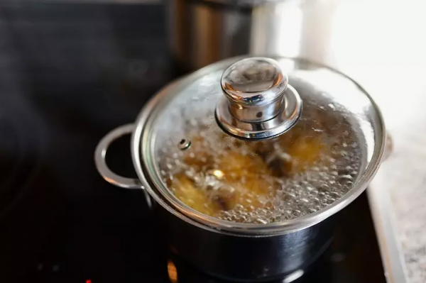 Как избавиться от жирного налета на крышках: идеальный лайфхак для чистоты на кухне Как избавиться от жирного налета на крышках: идеальный лайфхак для чистоты на кухне