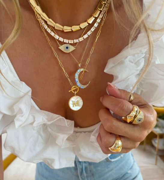 Кроме своих цепей: украшения, которые будут считаться моветоном в 2025 Кроме своих цепей: украшения, которые будут считаться моветоном в 2025