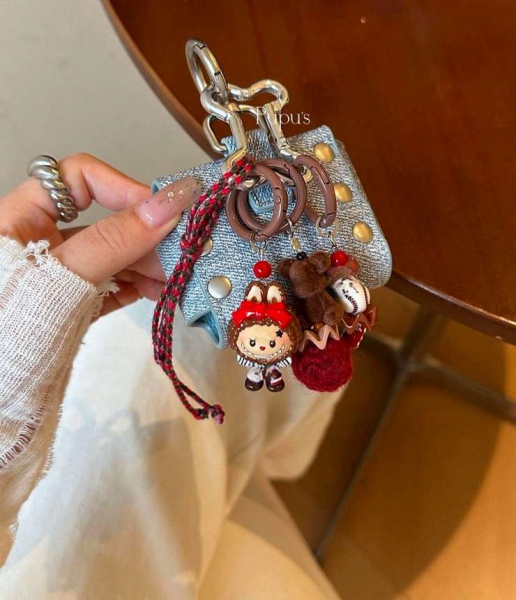 Подвески на сумки: носим правильно и не скатываемся в безвкусицу Подвески на сумки: носим правильно и не скатываемся в безвкусицу