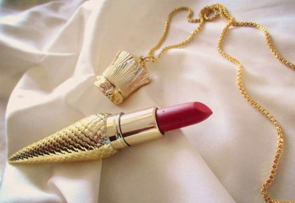 Подвески на сумки: носим правильно и не скатываемся в безвкусицу Подвески на сумки: носим правильно и не скатываемся в безвкусицу