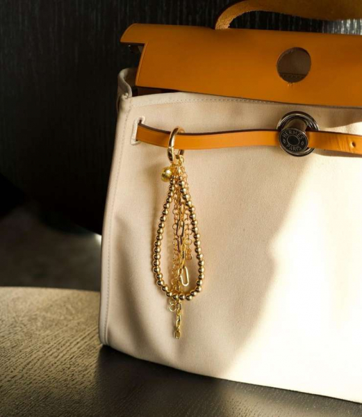 Подвески на сумки: носим правильно и не скатываемся в безвкусицу Подвески на сумки: носим правильно и не скатываемся в безвкусицу