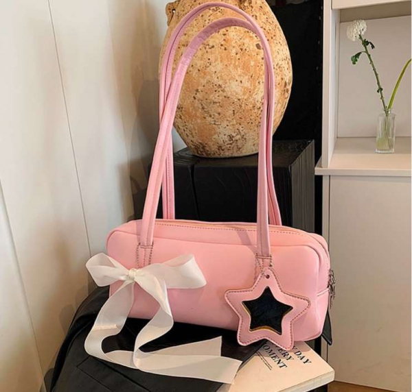 Подвески на сумки: носим правильно и не скатываемся в безвкусицу Подвески на сумки: носим правильно и не скатываемся в безвкусицу