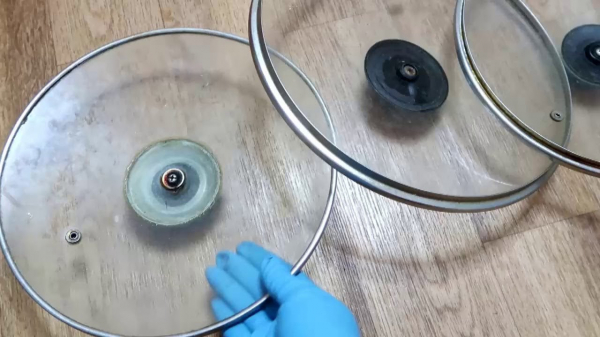 Вернуть стеклянным крышкам сияние: для чего их класть в пакет на 30 минут Вернуть стеклянным крышкам сияние: для чего их класть в пакет на 30 минут