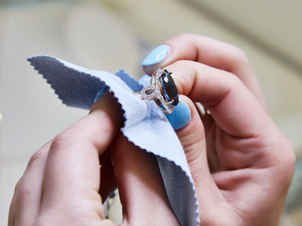 Неожиданное применение: какие вещи можно легко почистить с помощью жидкости для снятия лака Неожиданное применение: какие вещи можно легко почистить с помощью жидкости для снятия лака