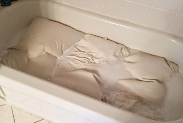 Как постирать большое одеяло и почему его не нужно засовывать в машинку