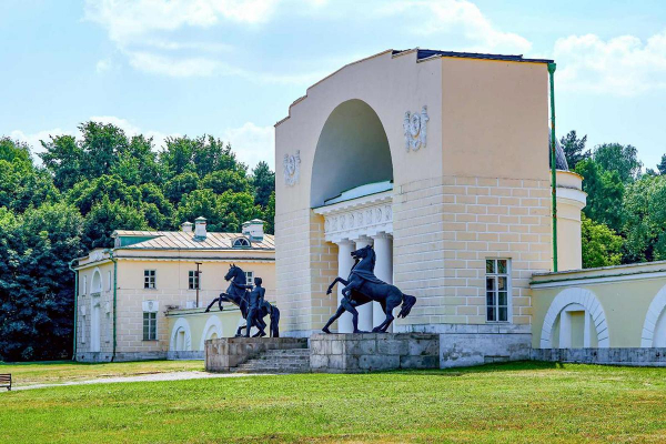 Собянин рассказал о масштабах реставрации исторической усадьбы Кузьминки